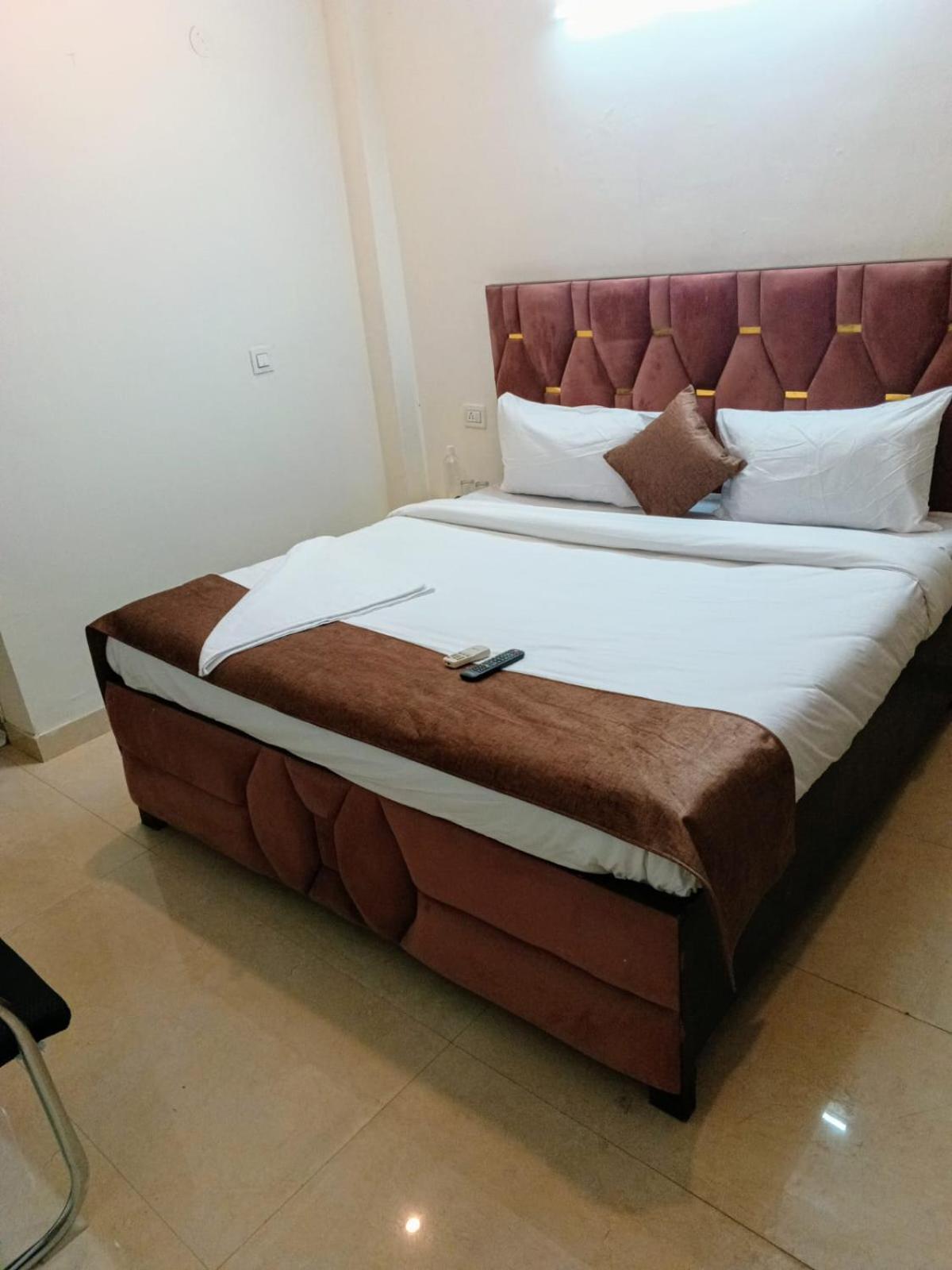 Soooper Hotel Гургаон Экстерьер фото