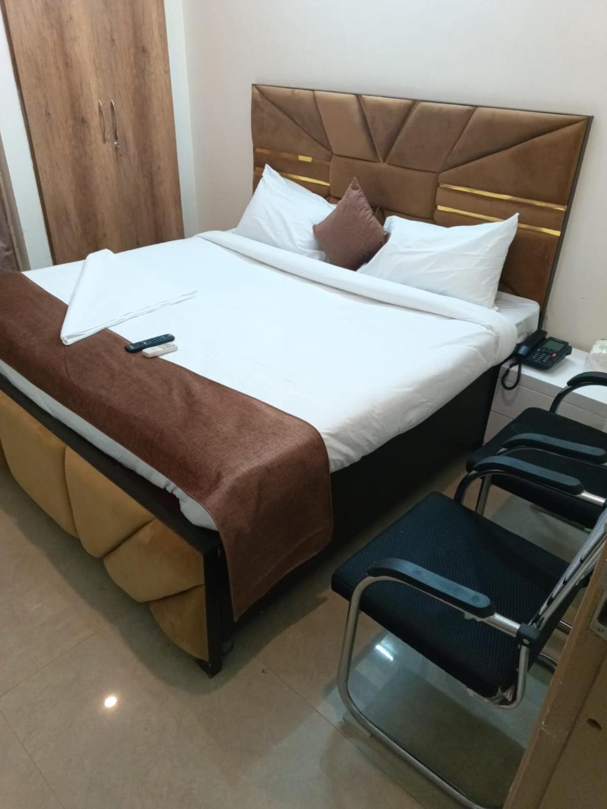 Soooper Hotel Гургаон Экстерьер фото