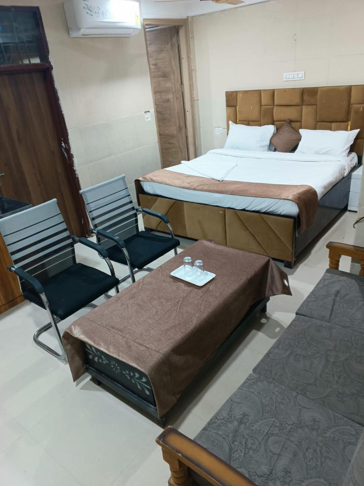 Soooper Hotel Гургаон Экстерьер фото