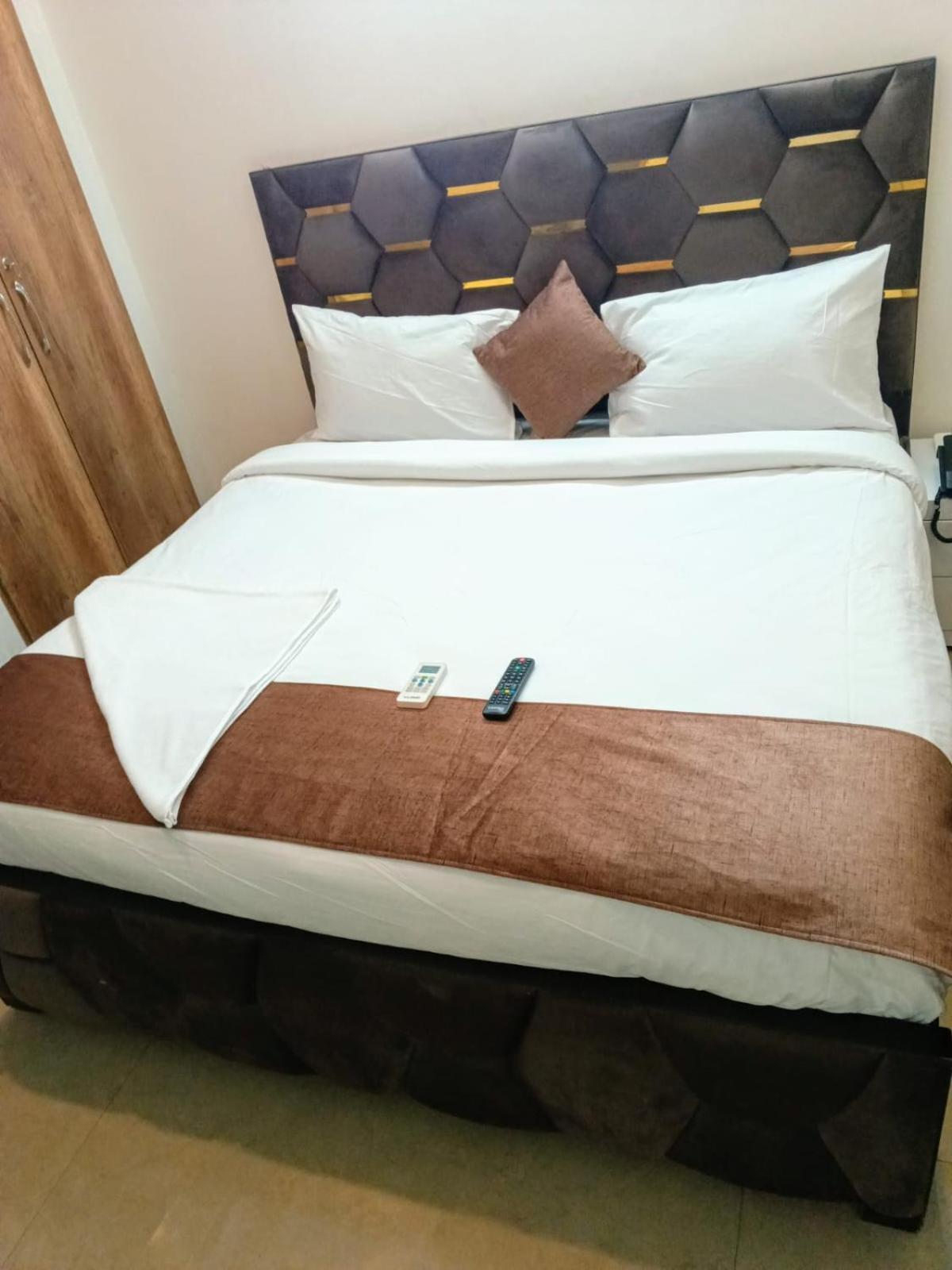 Soooper Hotel Гургаон Экстерьер фото