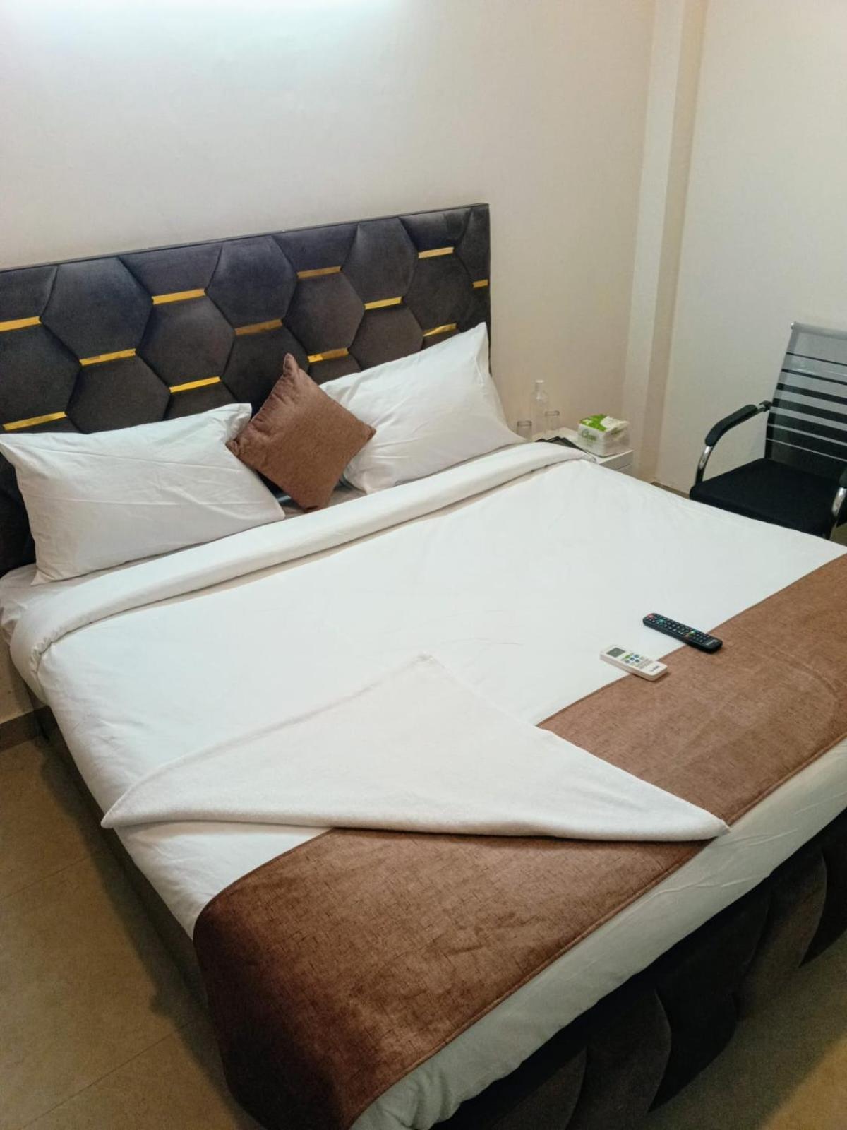 Soooper Hotel Гургаон Экстерьер фото