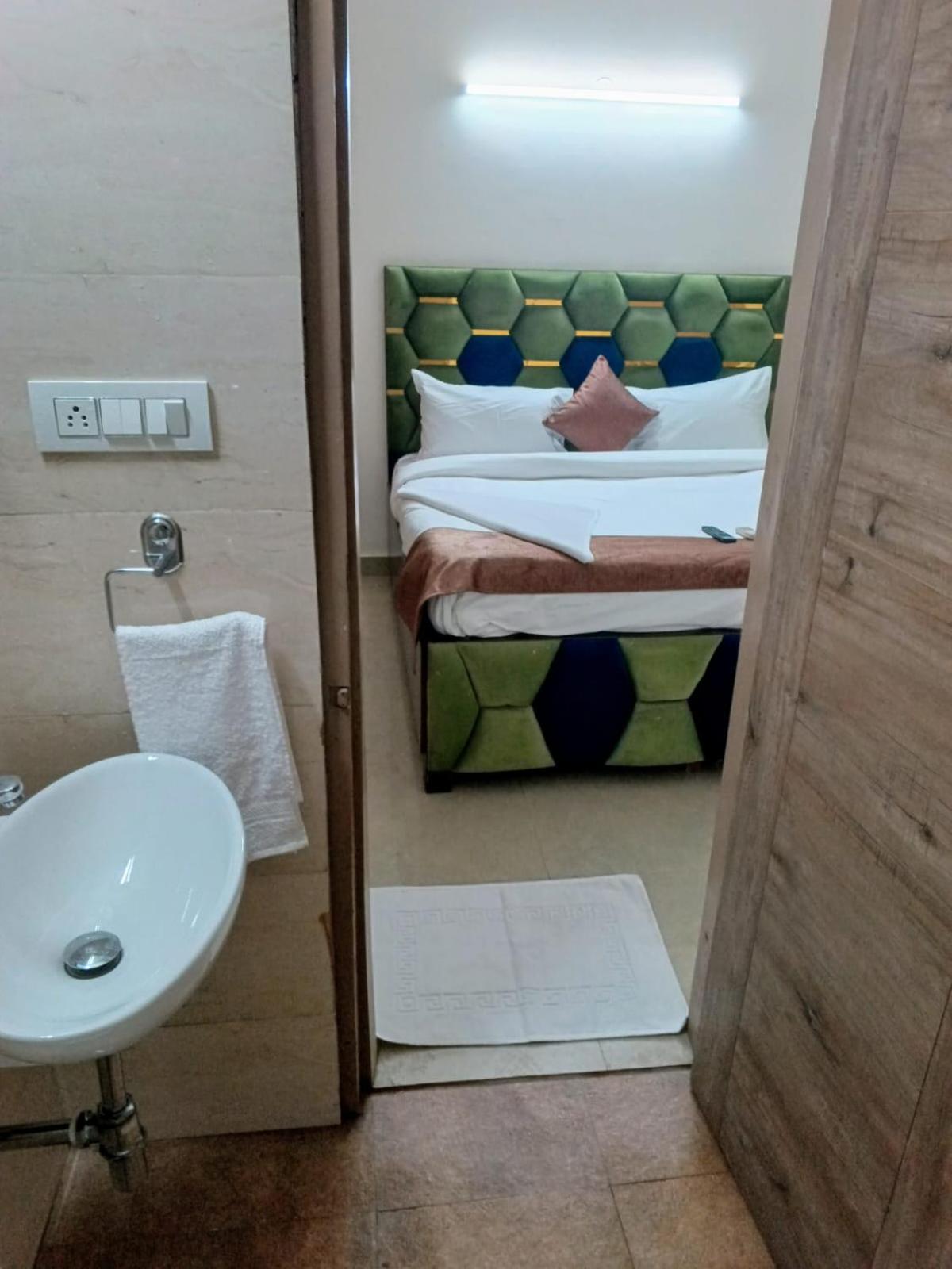 Soooper Hotel Гургаон Экстерьер фото