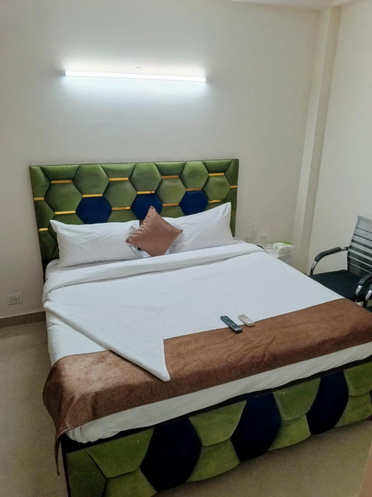 Soooper Hotel Гургаон Экстерьер фото